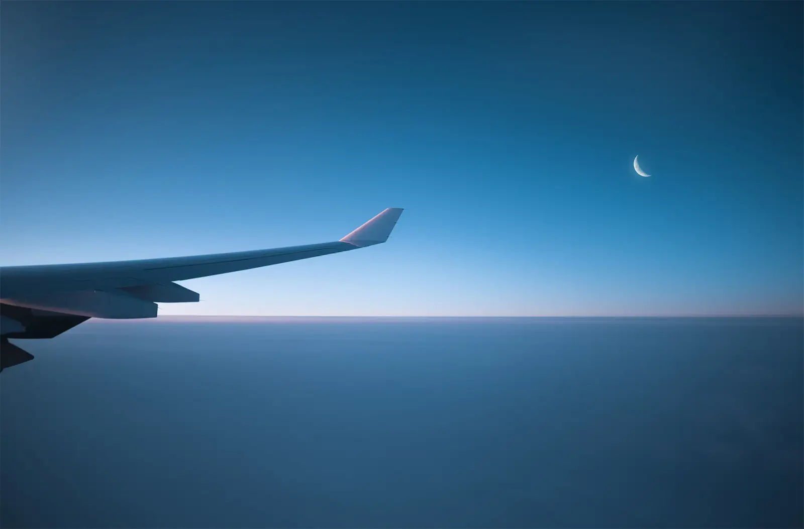 Astuces pour bien dormir en avion : guide complet pour voyageurs Conseils pour dormir en avion - passager endormi confortablement